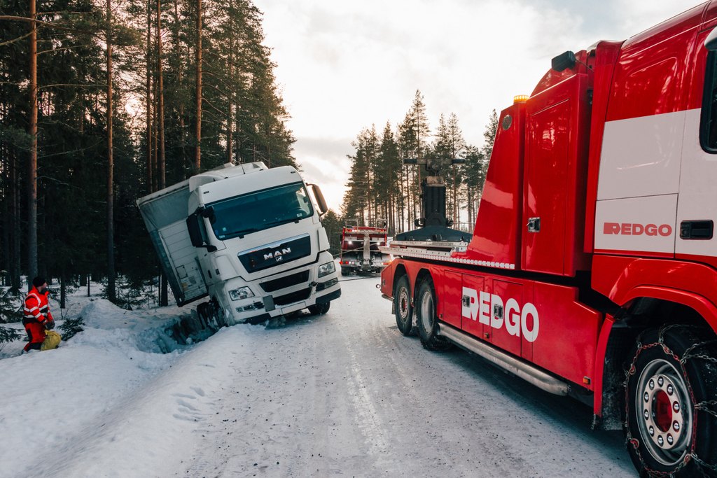 MECA Truck Tieturvaa operoi kaikissa hinauspalveluissa ja tien päällä avustuksissa Redgo.